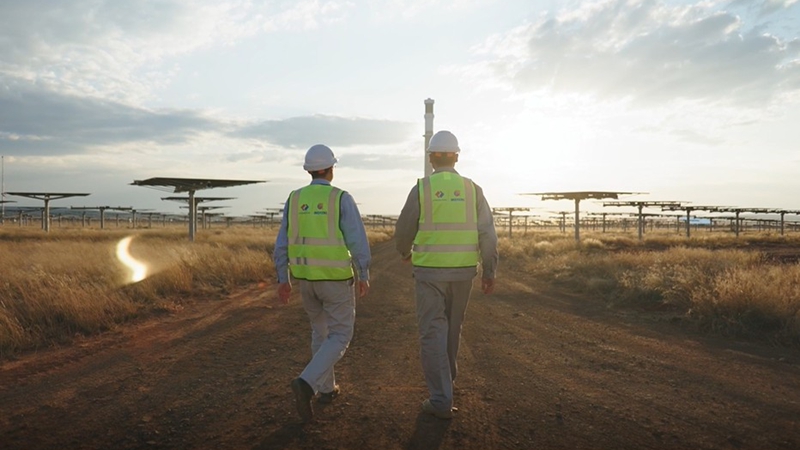 Personale locale sudafricano presso il progetto della centrale solare termodinamica Redstone da 100 MW a torre di sali fusi in Sudafrica. （Kgotso Meshak Mogashoa）