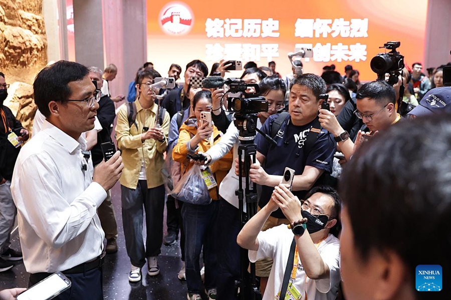 Giornalisti cinesi e stranieri visitano il Museo della Guerra di Resistenza del Popolo Cinese contro l'Aggressione Giapponese a Beijing