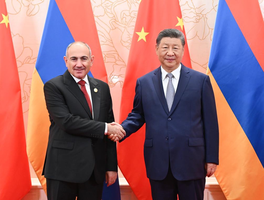 Xi Jinping incontra il Primo Ministro armeno Nikol Pashinyan