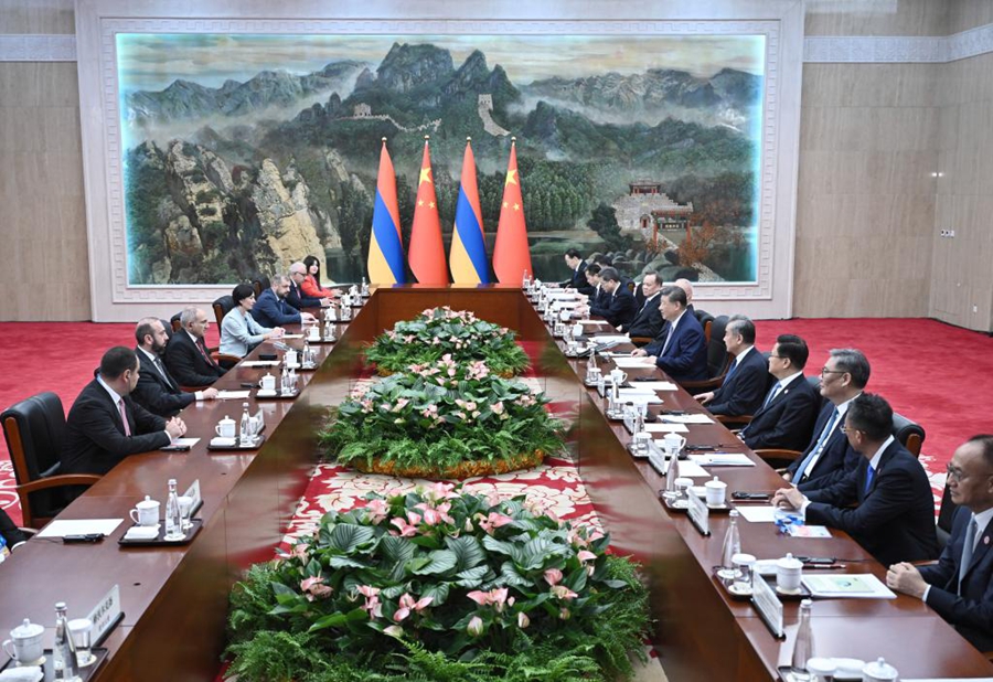 Xi Jinping incontra il Primo Ministro armeno Nikol Pashinyan