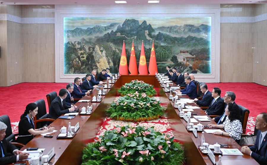Xi Jinping incontra il Presidente del Kirghizistan Sadyr Nurgozhoevich Japarov