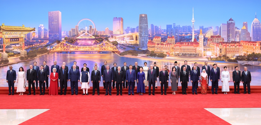 SCO 2025, Xi Jinping e Peng Liyuan accolgono gli ospiti internazionali