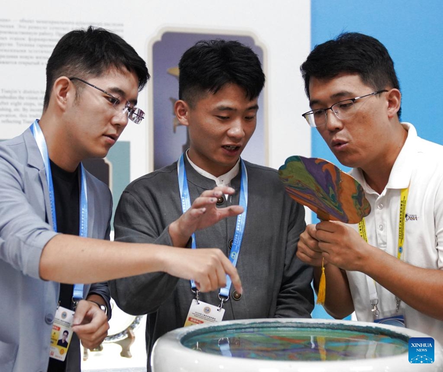 Uno sguardo all'area esperienziale del patrimonio culturale immateriale al centro stampa del Vertice SCO 2025 a Tianjin
