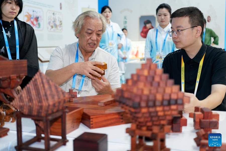 Uno sguardo all'area esperienziale del patrimonio culturale immateriale al centro stampa del Vertice SCO 2025 a Tianjin