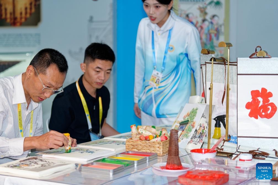 Uno sguardo all'area esperienziale del patrimonio culturale immateriale al centro stampa del Vertice SCO 2025 a Tianjin