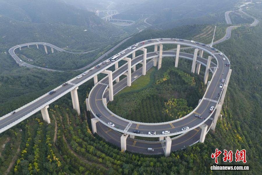 Vista aerea dell'autostrada a spirale del Monte Tianlong a Taiyuan