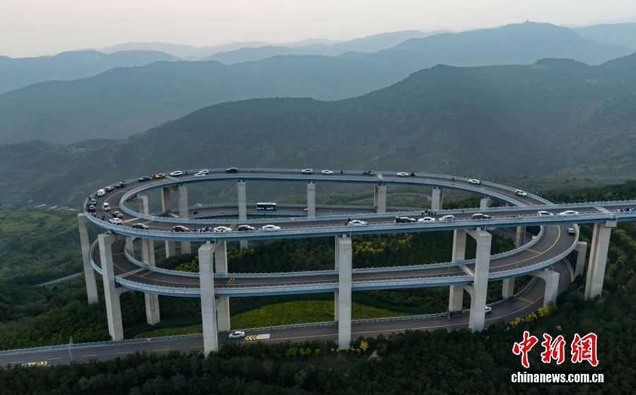Vista aerea dell'autostrada a spirale del Monte Tianlong a Taiyuan