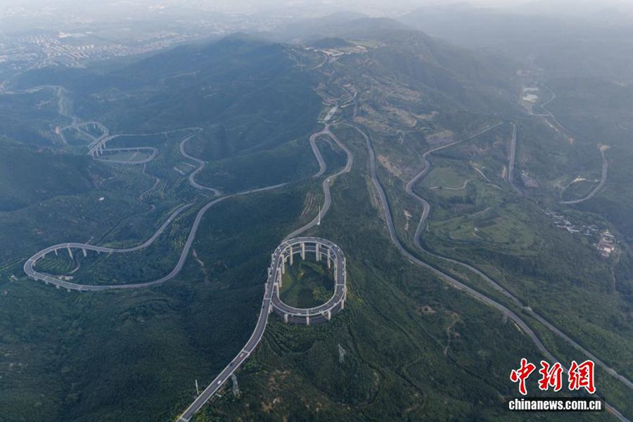 Vista aerea dell'autostrada a spirale del Monte Tianlong a Taiyuan