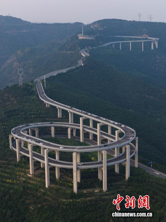 Vista aerea dell'autostrada a spirale del Monte Tianlong a Taiyuan