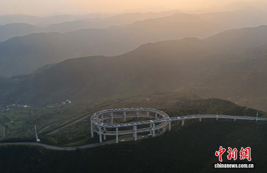 Vista aerea dell'autostrada a spirale del Monte Tianlong a Taiyuan
