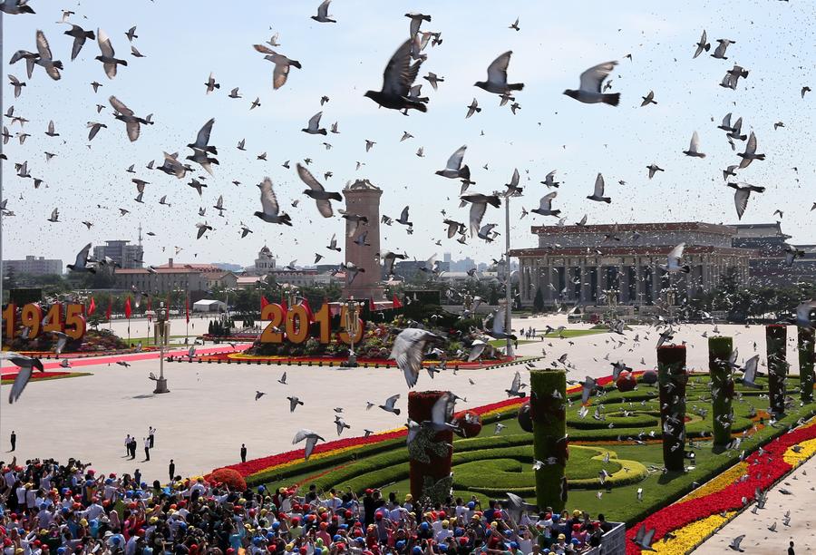 Colombe bianche vengono liberate al termine delle attività commemorative per il 70° anniversario della vittoria della Guerra di Resistenza del Popolo Cinese Contro l'Aggressione Giapponese e della Guerra Mondiale Antifascista, a Beijing, capitale della Cina. (3 settembre 2015 - Xinhua/Pang Xinglei)
