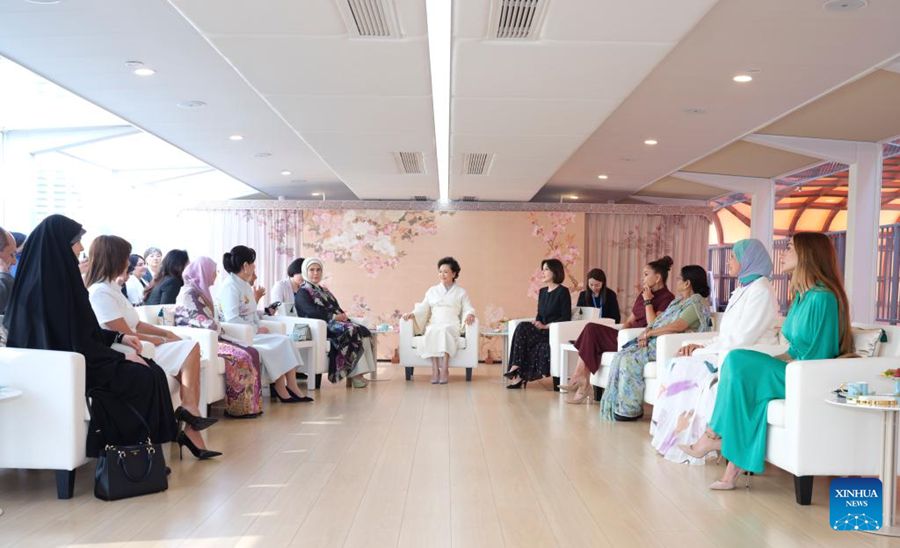 Peng Liyuan e le consorti dei leader stranieri partecipanti al Vertice della SCO visitano Tianjin