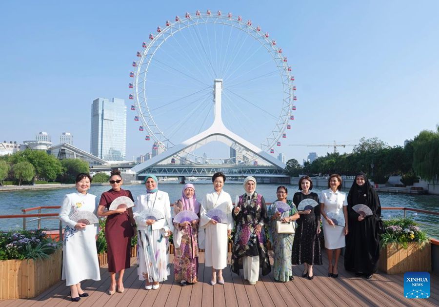 Peng Liyuan e le consorti dei leader stranieri partecipanti al Vertice della SCO visitano Tianjin