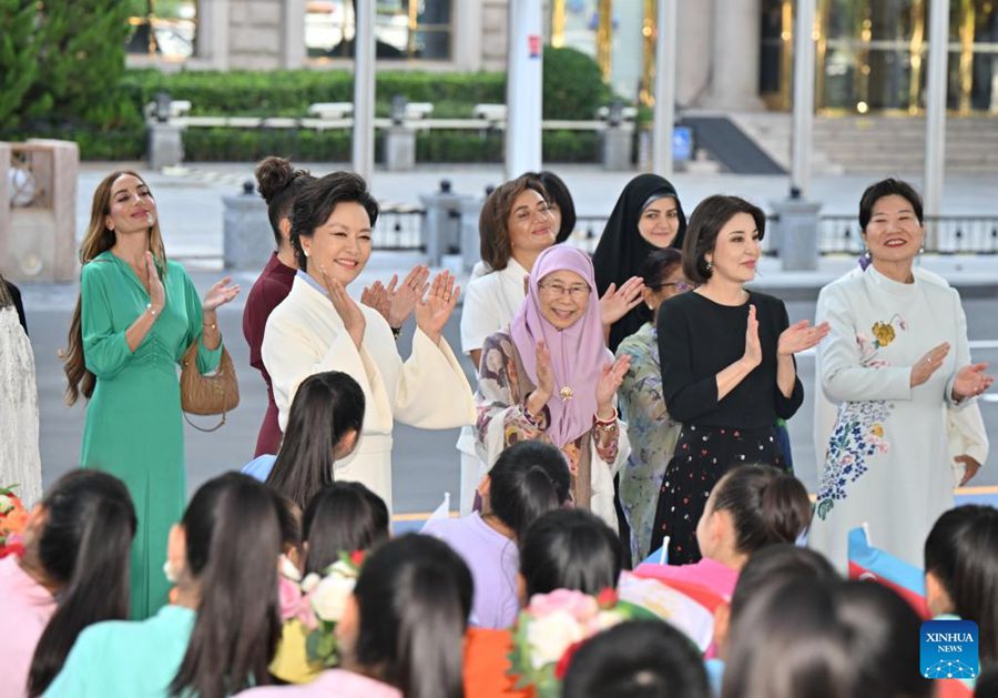 Peng Liyuan e le consorti dei leader stranieri partecipanti al Vertice della SCO visitano Tianjin