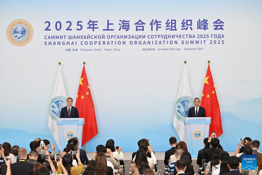 Ministro degli Esteri cinese sottolinea i risultati fruttuosi del vertice SCO di Tianjin