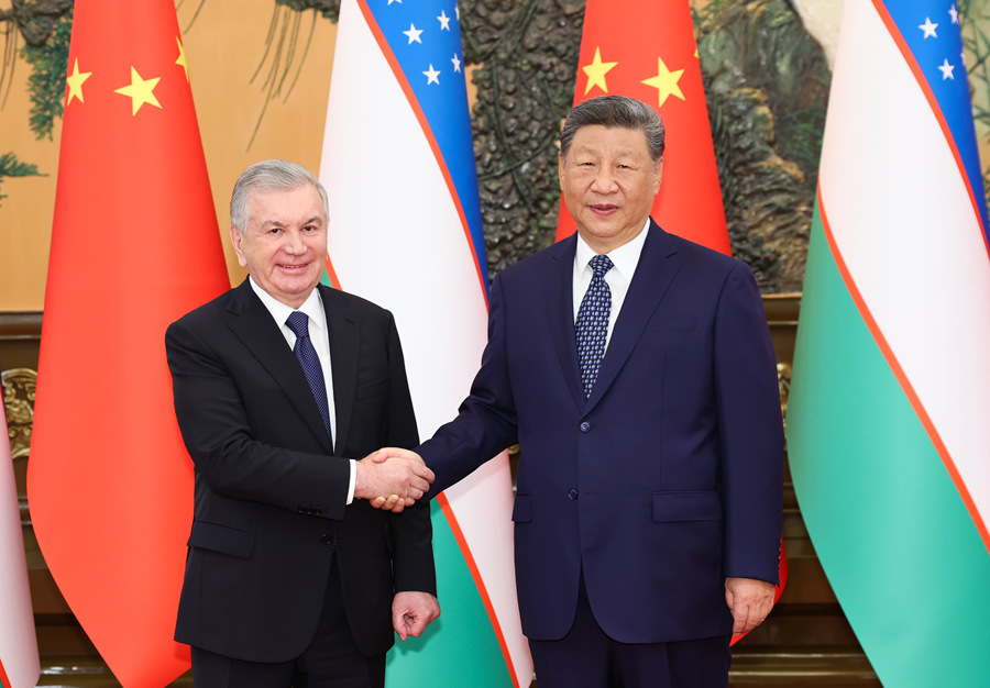 Xi Jinping incontra il Presidente dell'Uzbekistan, Shavkat Mirziyoyev