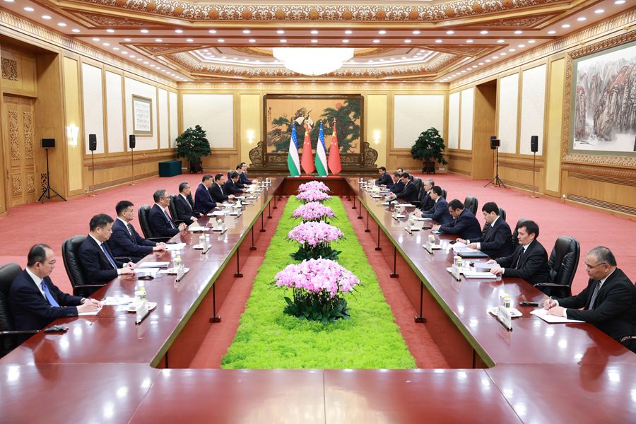 Xi Jinping incontra il Presidente dell'Uzbekistan, Shavkat Mirziyoyev