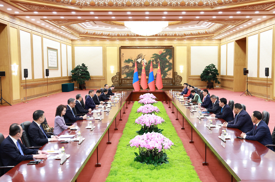 Xi Jinping incontra il Presidente mongolo, Ukhnaagiin Khurelsuh