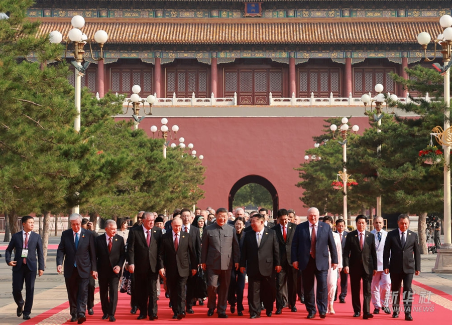 Xi Jinping posa per la foto ufficiale con gli ospiti internazionali per le commemorazioni dell'80° anniversario della vittoria nella Guerra di Resistenza del Popolo Cinese Contro l'Aggressione Giapponese