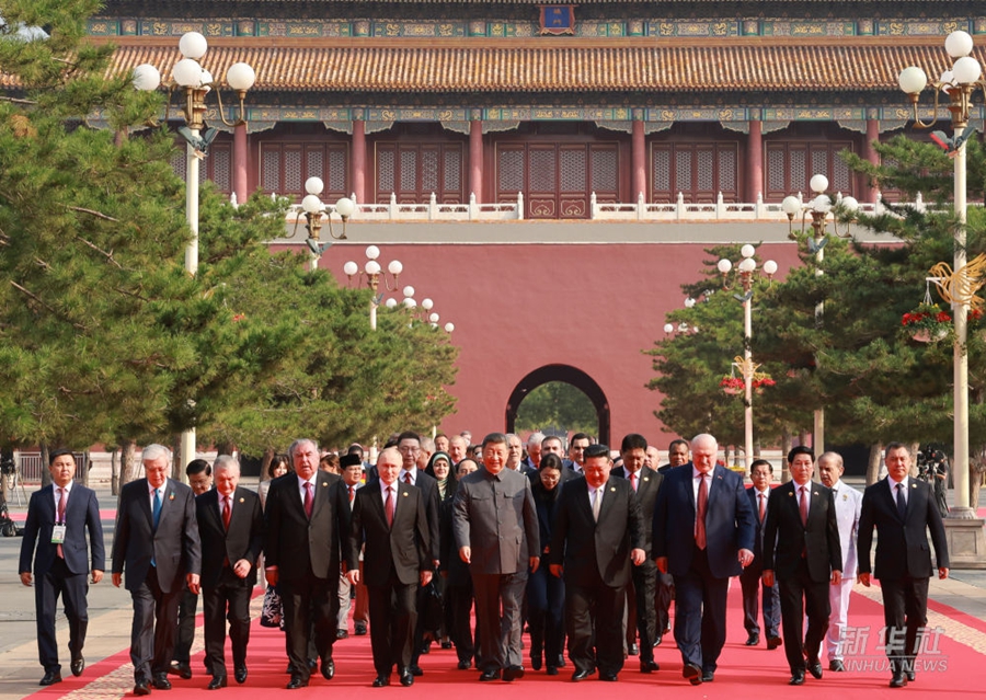 Xi Jinping posa per la foto ufficiale con gli ospiti internazionali per le commemorazioni dell'80° anniversario della vittoria nella Guerra di Resistenza del Popolo Cinese Contro l'Aggressione Giapponese