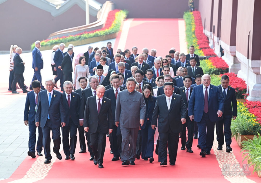 Xi Jinping posa per la foto ufficiale con gli ospiti internazionali per le commemorazioni dell'80° anniversario della vittoria nella Guerra di Resistenza del Popolo Cinese Contro l'Aggressione Giapponese