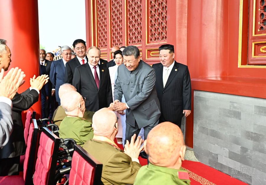 Il Presidente Xi Jinping saluta i veterani dalla tribuna di Tiananmen