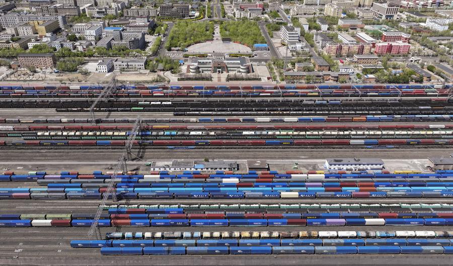 Treni merci in attesa di partire al passo di Alataw, nella Regione Autonoma Uigura dello Xinjiang, nella Cina nord-occidentale. (25 maggio 2024 - Xinhua/Yu Hui)