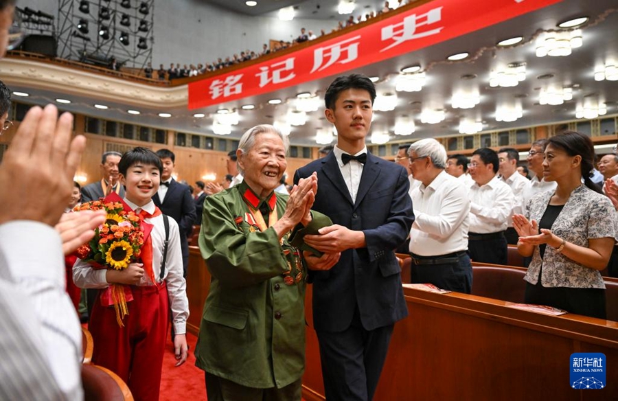Beijing: serata di gala commemorativa per l'80° anniversario della vittoria nella Guerra di Resistenza del Popolo Cinese Contro l'Aggressione Giapponese