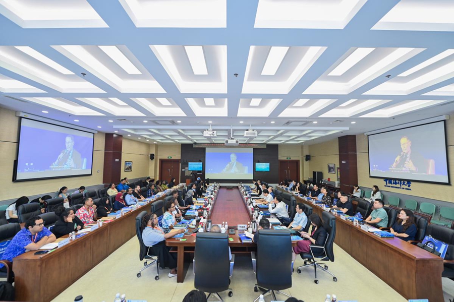 Professionisti stranieri partecipano a un corso di formazione sull'adattamento ai cambiamenti climatici e sulla protezione dell'ambiente marino presso l'Ocean University of China. (1 settembre 2025 - Foto fornita a China Daily)