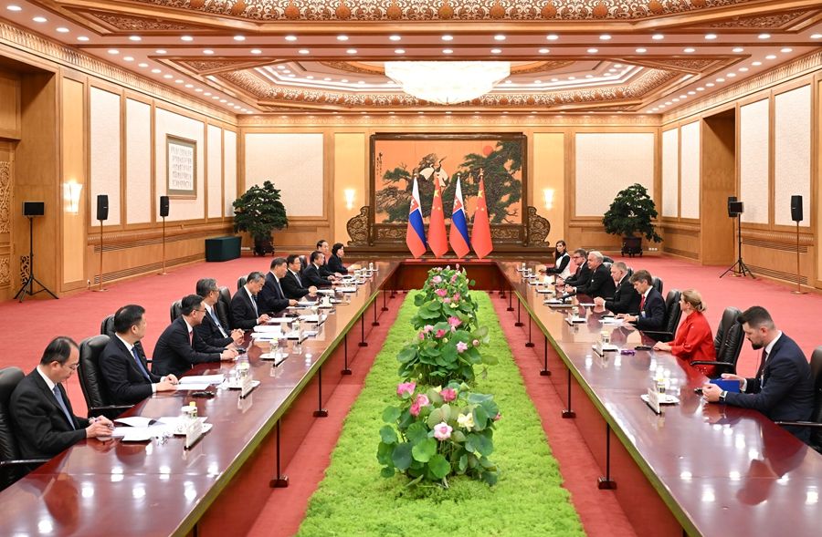 Xi Jinping incontra il Primo Ministro della Slovacchia Robert Fico