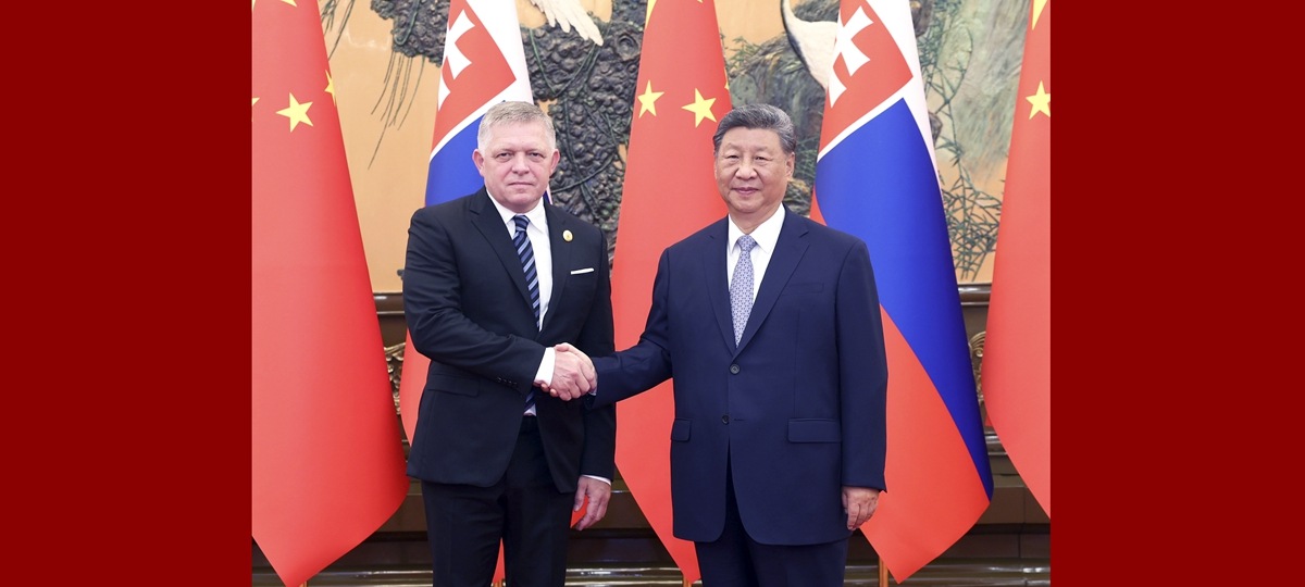 Xi Jinping incontra il Primo Ministro della Slovacchia Robert Fico