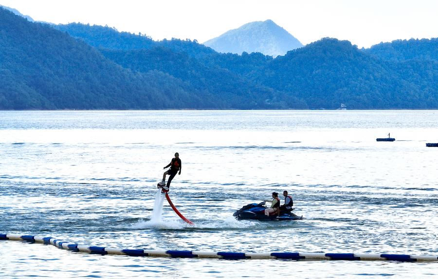 I visitatori praticano attività acquatiche in un centro per sport acquatici nella città di Huangshan, nella provincia orientale cinese dell'Anhui. (28 agosto 2025 - Xinhua/Zhou Mu)