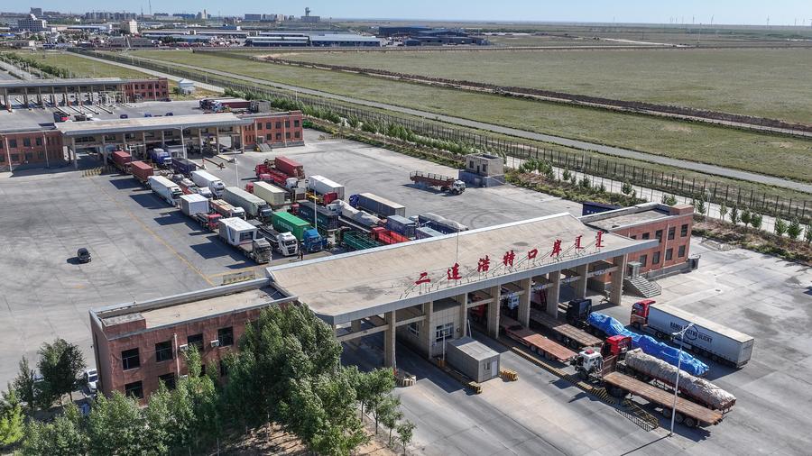 Il traffico al confine tra Cina e Mongolia aumenta a Erenhot
