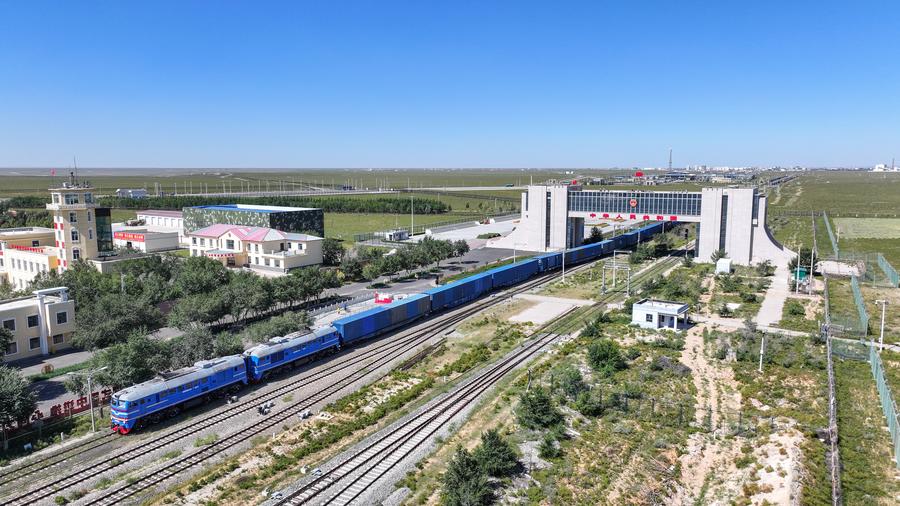 Il traffico al confine tra Cina e Mongolia aumenta a Erenhot