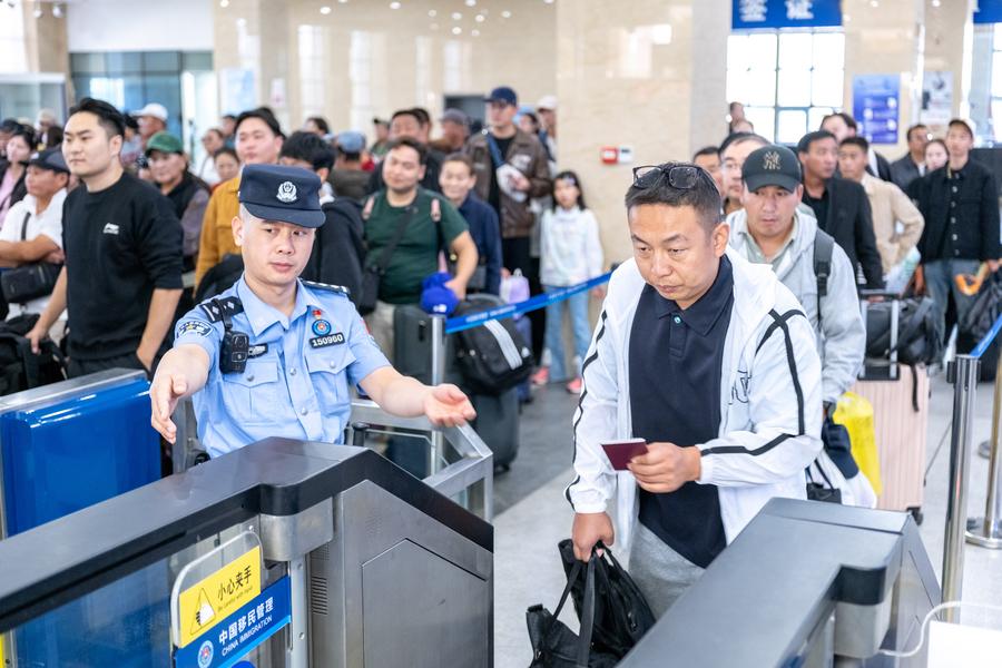 Il traffico al confine tra Cina e Mongolia aumenta a Erenhot