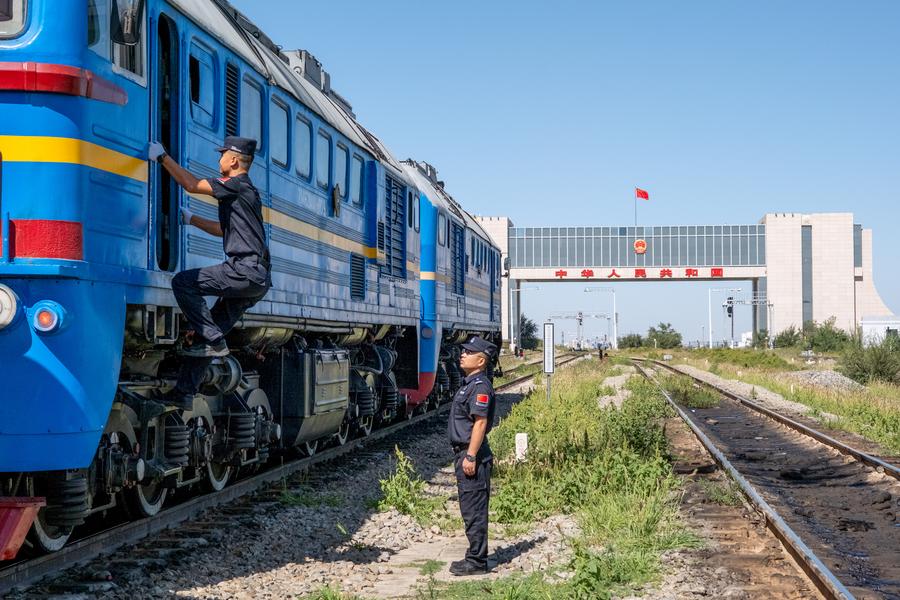 Il traffico al confine tra Cina e Mongolia aumenta a Erenhot