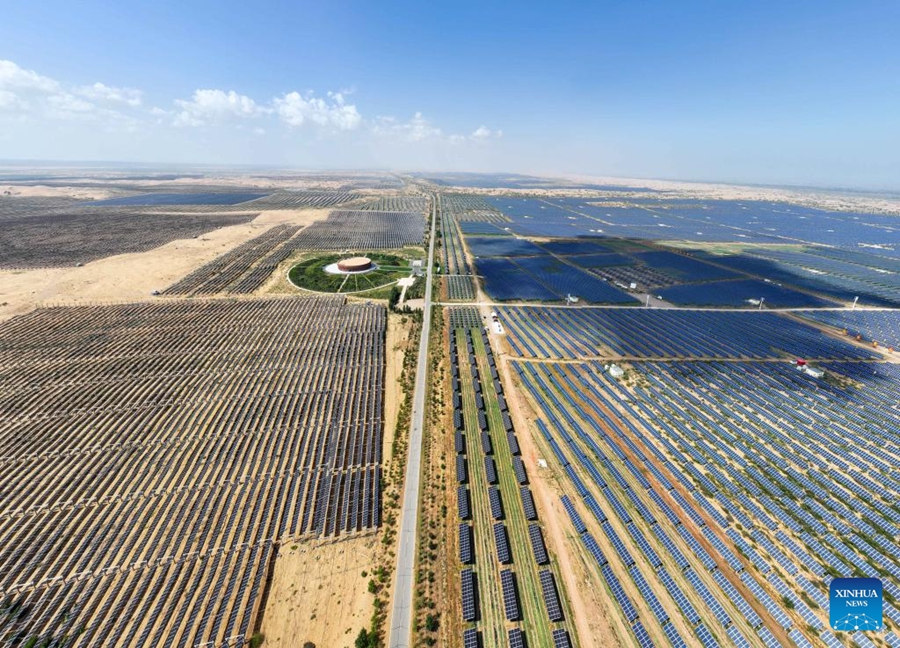 Progetto fotovoltaico e di controllo della desertificazione nel deserto di Kubuqi, Regione Autonoma della Mongolia Interna, Cina settentrionale. (3 settembre 2025 - Xinhua/Li Zhipeng)