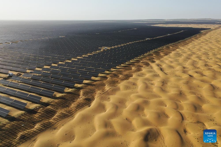 Progetti fotovoltaici favoriscono il ripristino ecologico e la crescita economica nel deserto di Kubuqi, Mongolia Interna cinese