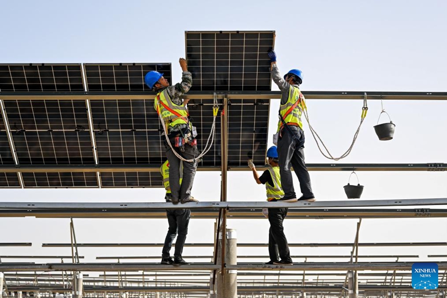 Progetti fotovoltaici favoriscono il ripristino ecologico e la crescita economica nel deserto di Kubuqi, Mongolia Interna cinese