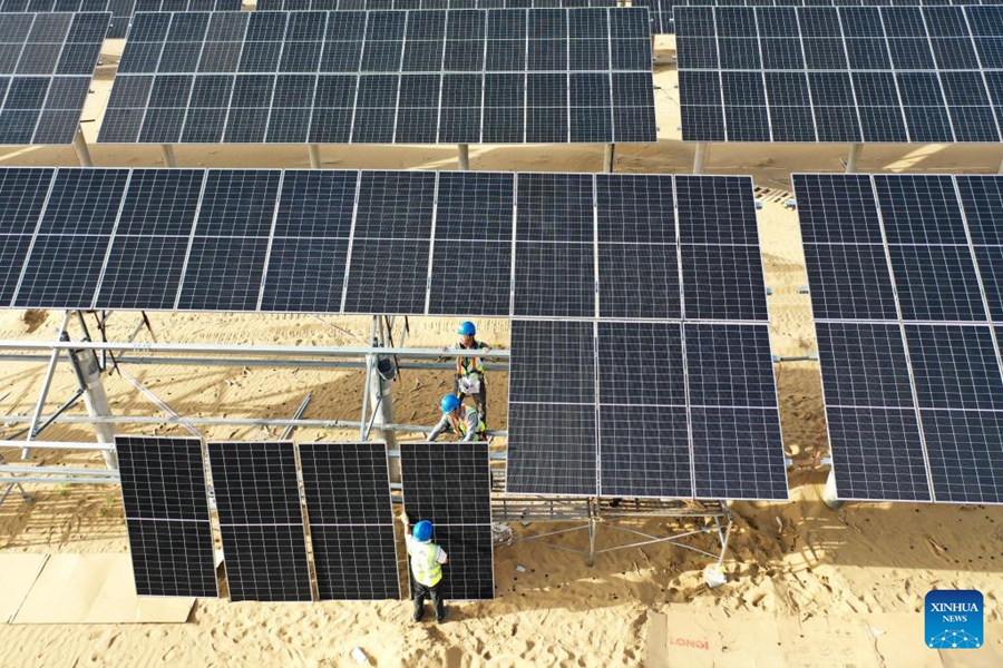 Progetti fotovoltaici favoriscono il ripristino ecologico e la crescita economica nel deserto di Kubuqi, Mongolia Interna cinese