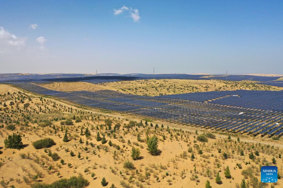 Progetti fotovoltaici favoriscono il ripristino ecologico e la crescita economica nel deserto di Kubuqi, Mongolia Interna cinese