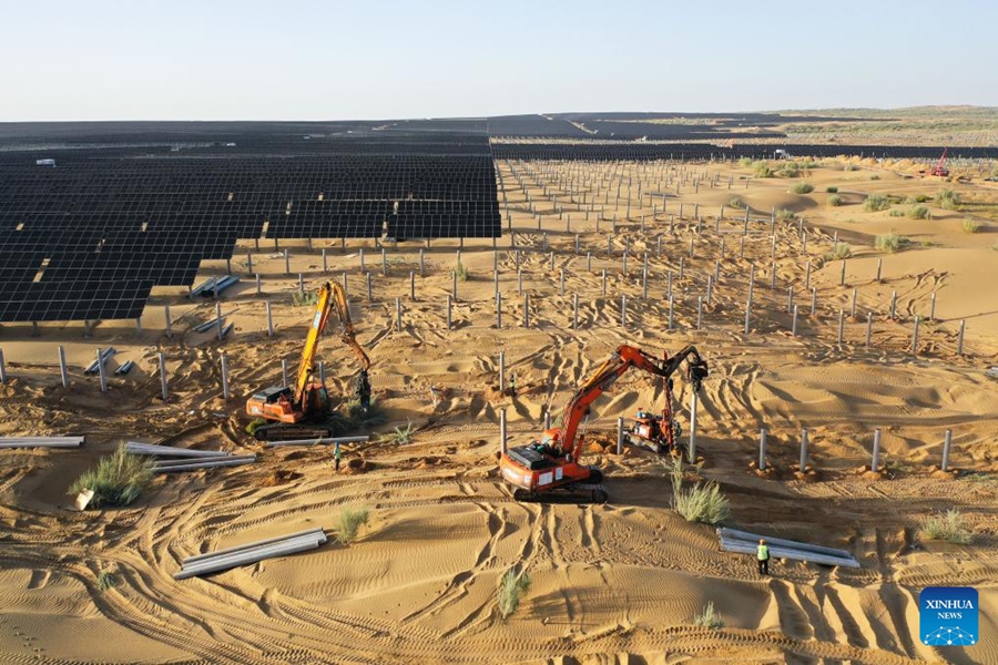 Progetti fotovoltaici favoriscono il ripristino ecologico e la crescita economica nel deserto di Kubuqi, Mongolia Interna cinese