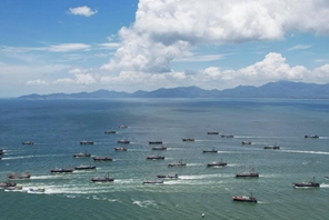 Ripresa della pesca nel Mar Cinese Meridionale: migliaia di barche salpano dal porto di Zhapo, Guangdong