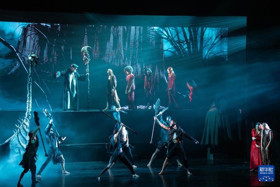 Una scena dello spettacolo del musical italiano "La Divina Commedia" alla Hong Kong Polytechnic University. (6 settembre 2025 – Xinhua/Zhu Wei)