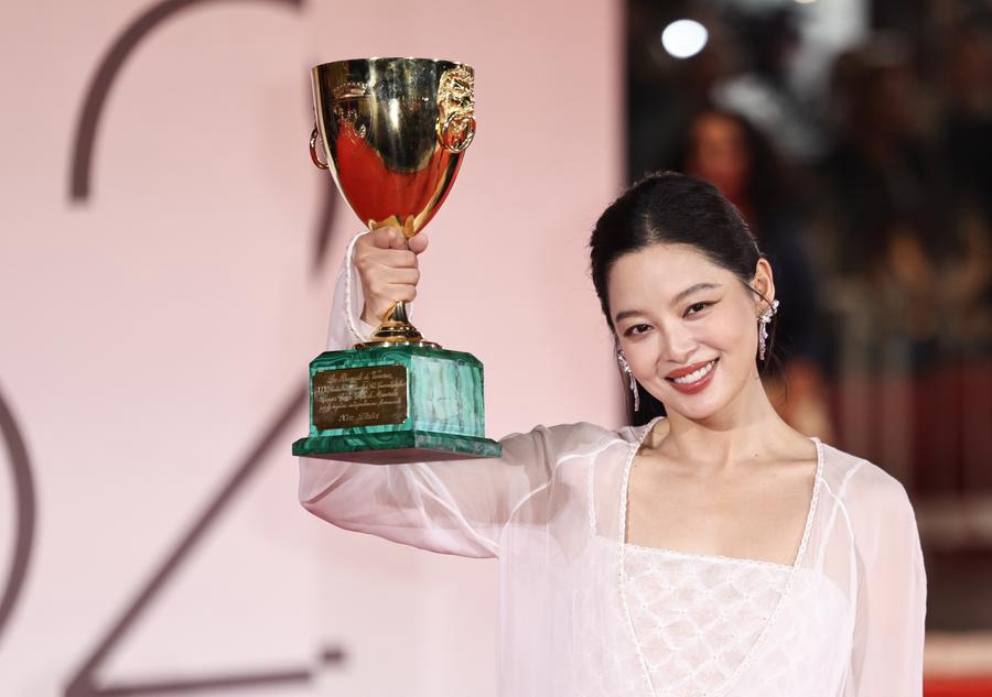 Xin Zhilei posa per una foto con il trofeo dopo aver vinto il premio come migliore attrice all'82a Mostra del Cinema di Venezia. (6 settembre 2025 - Xinhua/Li Jing)