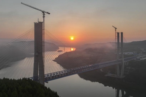 Completata l'installazione delle travi a traliccio d'acciaio sul ponte Hanjiang della ferrovia ad alta velocità Xi'an-Shiyan