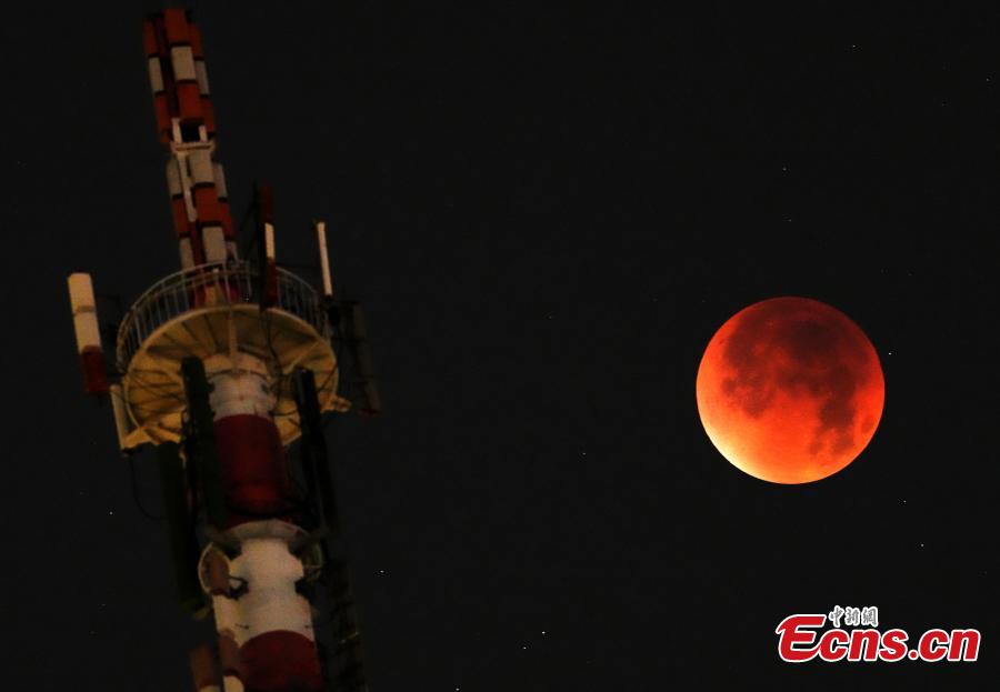 Luna rossa illumina il cielo durante l'eclissi lunare totale