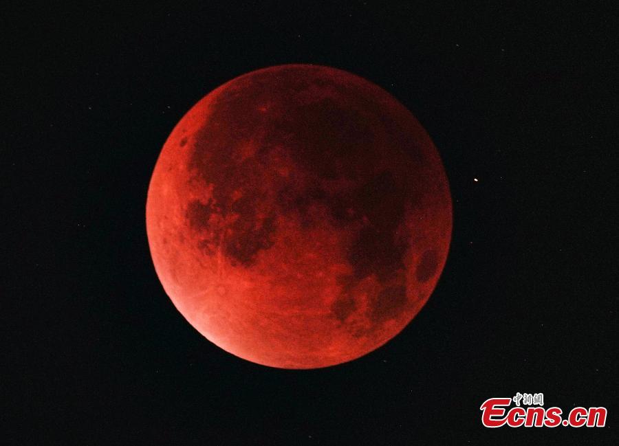 Luna rossa illumina il cielo durante l'eclissi lunare totale