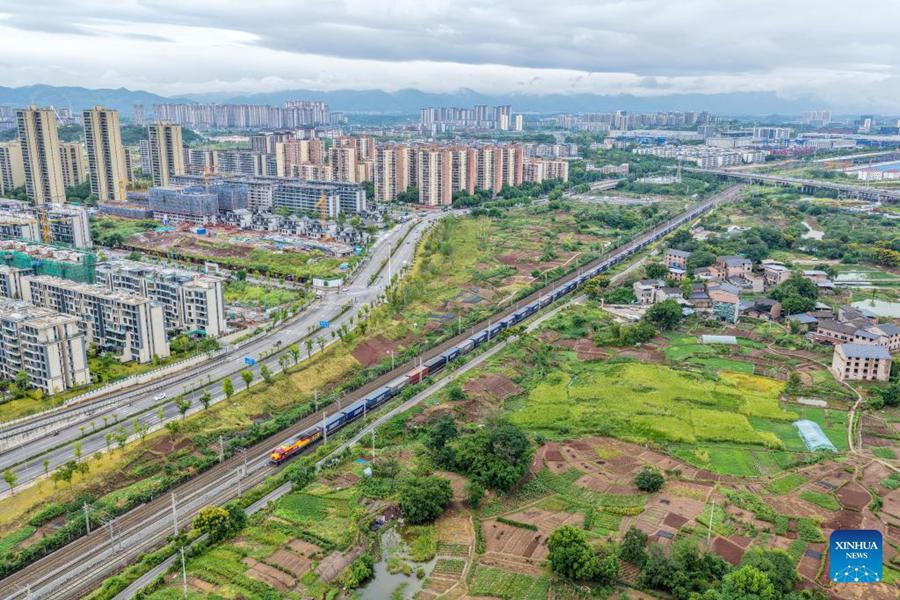 Un treno merci Cina-Europa in partenza dalla stazione di Tuanjiecun a Chongqing, nel sud-ovest della Cina. (8 settembre 2025 – Xinhua/Tang Yi)