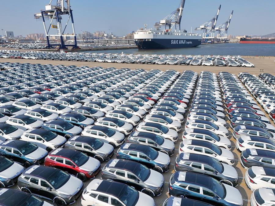 Vista aerea di veicoli destinati all'esportazione nel porto di Yantai, nella provincia orientale cinese dello Shandong. (2 gennaio 2025 - Tang Ke/Xinhua)